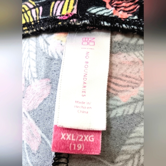 3/10 Tropical Stretchy Shorts XXL 2X Black White Pink - Picture 3 of 3